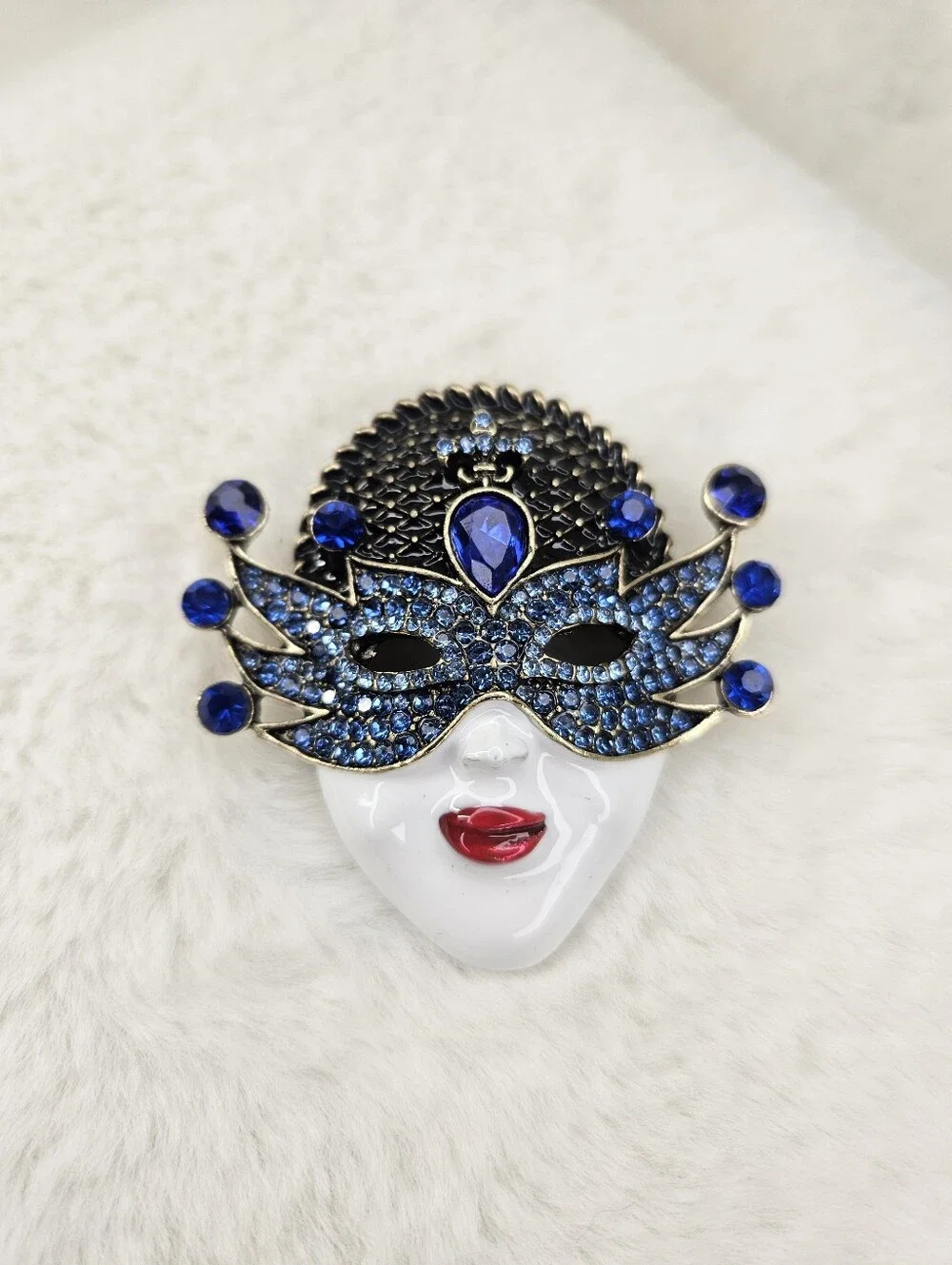 NWOT Blue And White Masquerade Mask Brooch